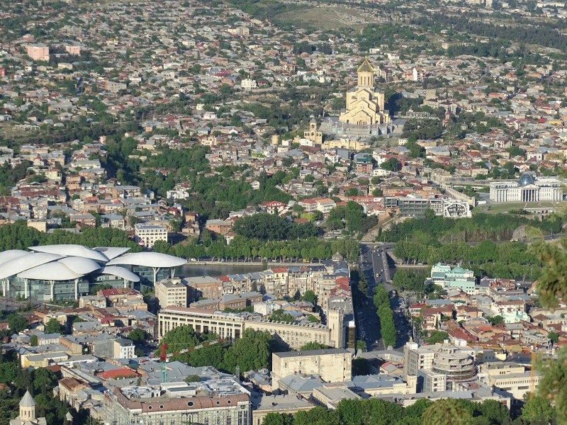 Blick auf Tbilissi: Innenstadt von Tbilissi vom Mtazminda aus gesehen