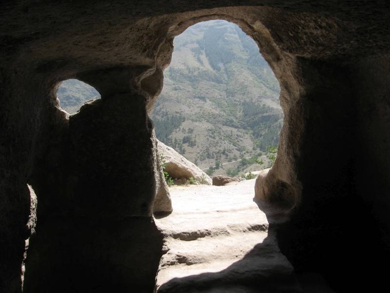 Höhlenstadt Wardsia: Blick aus der Höhle nach außen