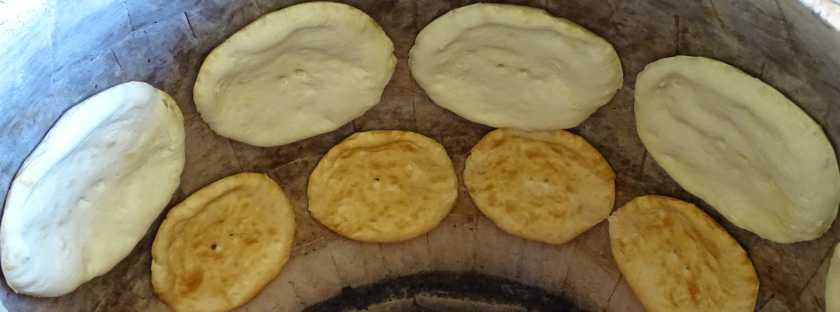 Die georgische Küche: Brot backen - Tonis Puri - Brot aus dem Steinofen - Mschadi, Maisbrot aus Georgien - Rezepte, Kochen, Traditionen