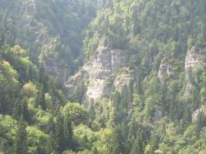 Felsen entlang der Straße im Tal von Sairme - Mineralwasser und Heilquelle in Georgien Felsen entlang der Straße im Tal von Sairme - Mineralwasser und Heilquelle in Georgien