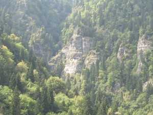 Felsen entlang der Straße im Tal von Sairme - Mineralwasser und Heilquelle in Georgien