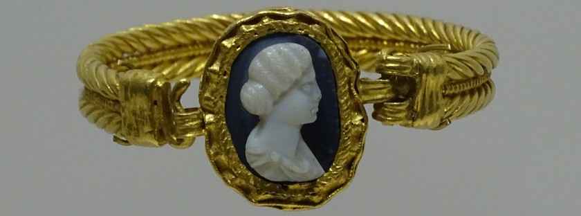 Goldener Ring aus einem Grab in Wani - Georgische Archäologie - Ausgrabungen in Georgien: Frühgeschichte und Geschichte in Georgien, Steinzeit, Bronzezeit, Eisenzeit, Kolchis, Griechische Siedlung, Gräber mit Goldfunden Goldener Ring aus einem Grab in Wani - Georgische Archäologie - Ausgrabungen in Georgien: Frühgeschichte und Geschichte in Georgien, Steinzeit, Bronzezeit, Eisenzeit, Kolchis, Griechische Siedlung, Gräber mit Goldfunden