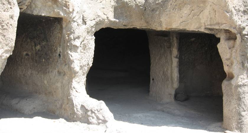 Blick in eine Höhle ✔ Höhlenstadt Wardsia in Georgien ✔ Kulturerbe ✔ Georgische Geschichte ✔ Vardzia ✔ Königin Tamar ✔ Wohnhöhlen
