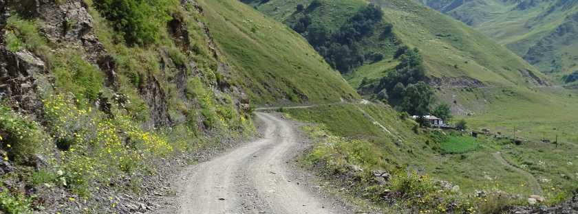 Lichi-Gebirge bzw. Surami-Gebirge: Verbindung zwischen Großem und Kleinem Kaukasus, trennt Georgien in Ostgeorgien und Westgeorgien. Straße über den Rikoti-Pass oder durch den Rikoti-Tunnel. Wasserscheide, Klima, georgische Geologie, Granit, Tuff