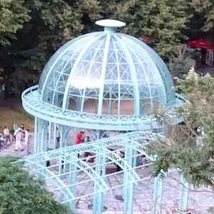 Blick auf die Quelle im Kurpark Borjomi von der Seilbahn aus