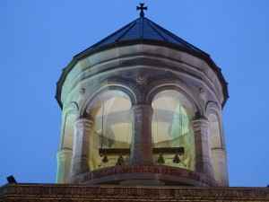 Glockenturm an der Swetizchoweli-Kirche bei Nacht