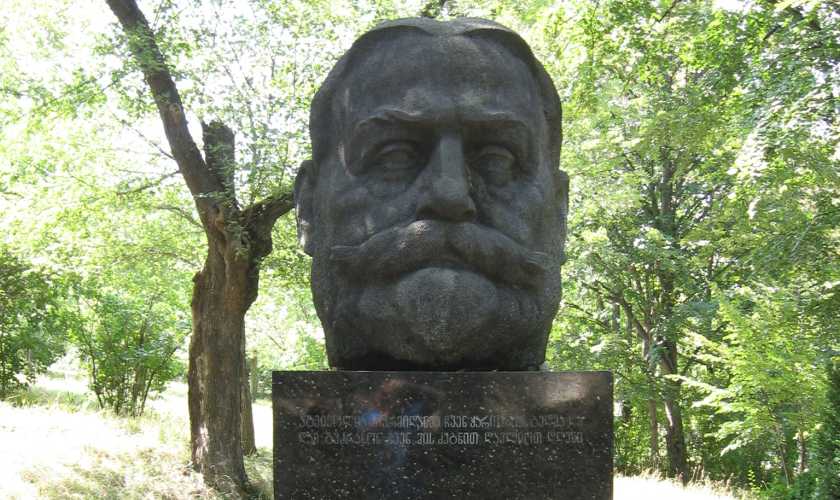 Ilia Tschawtschawadse - berühmter georgischer Schriftsteller - Denkmal im Sommerresidenz in Saguramo - Gedichte über Georgien, Gründung der Zeitschriften Moambe und Iweria, Nationalbewusstsein, Unabhängigkeit, Attentat, Mord