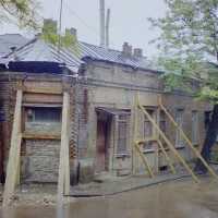 Folgen des Erdbeben in Tbilissi: Zerstörungen in der Altstadt und Innenstadt der georgischen Hauptstadt Tiflis - Ruinen, Schäden, Wiederaufbau, Beben, Geologie - Reisebericht Georgien 2002