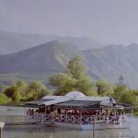 Restaurant am Aragwi - Essen und Trinken in Georgien zwischen der georgischen Hauptstadt Tbilissi und Mzcheta - Reisebericht Georgien 2002 Tourismus, Touristen, Urlaub Restaurant am Aragwi - Essen und Trinken in Georgien zwischen der georgischen Hauptstadt Tbilissi und Mzcheta - Reisebericht Georgien 2002 Tourismus, Touristen, Urlaub