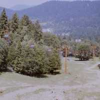 Bakuriani: Wintersportort, Urlaub für Familien im Sommer, georgisches Mittelgebirge, Skilifts, Hotel, Berge, Wald, Übernachtung, Touristen, Tourismus, Bahnlinie nach Borjomi, Bau der Pipeline Baku-Tbilissi-Ceyhan BTC durch Georgien - Reisebericht 2004 Bakuriani: Wintersportort, Urlaub für Familien im Sommer, georgisches Mittelgebirge, Skilifts, Hotel, Berge, Wald, Übernachtung, Touristen, Tourismus, Bahnlinie nach Borjomi, Bau der Pipeline Baku-Tbilissi-Ceyhan BTC durch Georgien - Reisebericht 2004