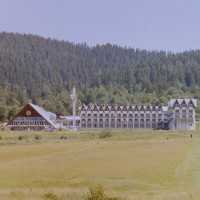 Bakuriani: Wintersportort, Urlaub für Familien im Sommer, georgisches Mittelgebirge, Skilifts, Hotel, Berge, Wald, Übernachtung, Touristen, Tourismus, Bahnlinie nach Borjomi, Bau der Pipeline Baku-Tbilissi-Ceyhan BTC durch Georgien - Reisebericht 2004 Bakuriani: Wintersportort, Urlaub für Familien im Sommer, georgisches Mittelgebirge, Skilifts, Hotel, Berge, Wald, Übernachtung, Touristen, Tourismus, Bahnlinie nach Borjomi, Bau der Pipeline Baku-Tbilissi-Ceyhan BTC durch Georgien - Reisebericht 2004