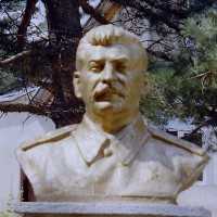 Büste von Stalin in Pasanauri - Georgische Heerstraße - Festung Ananuri, Stausee, Baden, Sommer, Gudauri - Essen und Trinken, Übernachten, Region der Chinkali - Reisebericht Georgien 2004 Tourismus und Touristen Urlaub Reise