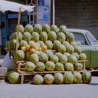 Sommer in Tbilissi: Melonen am Straßenrand, frisches Obst und Gemüse direkt vom Erzeuger auf dem Markt - Innenstadt Tiflis georgische Hauptstadt Altstadt Neustadt Rustaweli-Prospekt, Restaurants, Cafes, Essen und Trinken - Reisebericht Georgien 2004 Sommer in Tbilissi: Melonen am Straßenrand, frisches Obst und Gemüse direkt vom Erzeuger auf dem Markt - Innenstadt Tiflis georgische Hauptstadt Altstadt Neustadt Rustaweli-Prospekt, Restaurants, Cafes, Essen und Trinken - Reisebericht Georgien 2004 Tourismus, Touristen, Urlaub