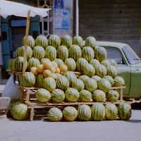 Sommer in Tbilissi: Melonen am Straßenrand, frisches Obst und Gemüse direkt vom Erzeuger auf dem Markt - Innenstadt Tiflis georgische Hauptstadt Altstadt Neustadt Rustaweli-Prospekt, Restaurants, Cafes, Essen und Trinken - Reisebericht Georgien 2004 Tourismus, Touristen, Urlaub