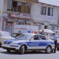 Polizei im Passat in Tbilissi - Tiflis georgische Hauptstadt Altstadt Neustadt Rustaweli-Prospekt, Restaurants, Cafes, Essen und Trinken - Reisebericht Georgien 2004 Tourismus, Touristen, Urlaub Polizei im Passat in Tbilissi - Tiflis georgische Hauptstadt Altstadt Neustadt Rustaweli-Prospekt, Restaurants, Cafes, Essen und Trinken - Reisebericht Georgien 2004 Tourismus, Touristen, Urlaub
