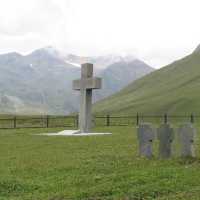 Friedhof deutscher Kriegsgefangener an der Georgischen Heerstraße am Kreuzpass - Festung Ananuri, Pasanauri, Gudauri, Stepanzminda, Dshwari-Pass, Denkmal von Georgijewsk, Kasbegi, Sameba-Kirche Gergeti - Reisebericht Georgien 2009 Tourismus und Touristen Friedhof deutscher Kriegsgefangener an der Georgischen Heerstraße am Kreuzpass - Festung Ananuri, Pasanauri, Gudauri, Stepanzminda, Dshwari-Pass, Denkmal von Georgijewsk, Kasbegi, Sameba-Kirche Gergeti - Reisebericht Georgien 2009 Tourismus und Touristen Urlaub Reise