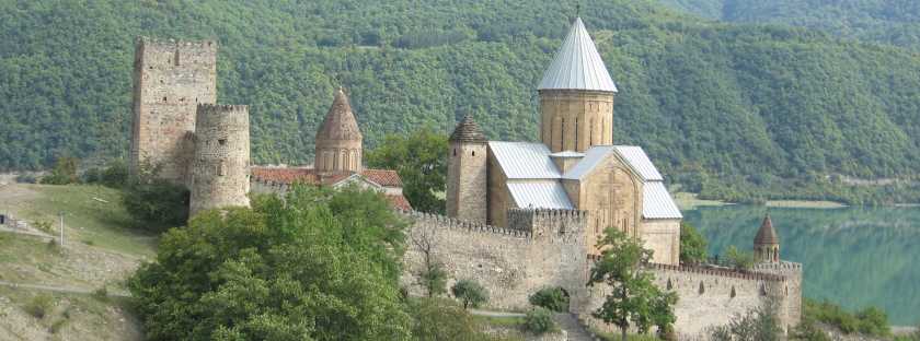 Reise nach Georgien 2009: Spuren der Kriege 1945 und 2008 ✔ Homo Erectus ✔ georgische Heerstraße ✔ Denkmal ✔ Borjomi ✔ Bordshomi