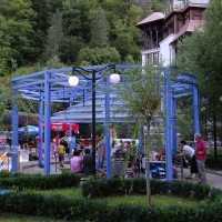 Borjomi - Kurstadt mit Mineralquellen in Georgien - Residenz des Zaren - Mineralwasser, Heilwasser, Touristen, Park, Spielgeräte, Vergnügungspark, Seilbahn, Riesenrad, Karussel, Bordshomi