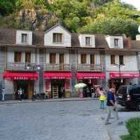 Borjomi - Kurstadt mit Mineralquellen in Georgien - Residenz des Zaren - Mineralwasser, Heilwasser, Touristen, Park, Spielgeräte, Vergnügungspark, Seilbahn, Riesenrad, Karussel, Bordshomi