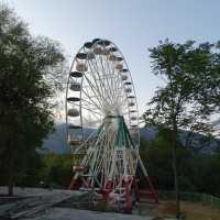 Borjomi, Riesenrad, georgische Kurstadt, Mineralquellen, Mineralwasser, Bordshomi,Park, Vergnügungspark - Reisebericht Georgien 2015 Tourismus