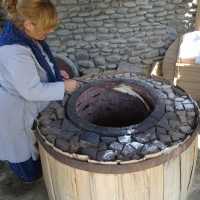 Ethnografisches Museum in Tbilissi: Freilichtmuseum mit Einblicken in Regionen, Geschichte und Leben in Georgien - Häuser, Weinbau, Brot backen, Tonis Puri, Erklärungen