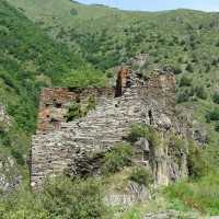 Katschu-Festung in Schatili: Wehrdorf mit Wehrtürmen im Kaukasus in Region Chewsureti in Georgien - Strasse durch das Hochgebirge, Bärenkreuzpass, Geländewagen, Mountain Bike, Reisebericht, Abenteuer