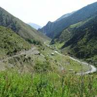 Katschu-Festung in Schatili: Wehrdorf mit Wehrtürmen im Kaukasus in Region Chewsureti in Georgien - Strasse durch das Hochgebirge, Bärenkreuzpass, Geländewagen, Mountain Bike, Reisebericht, Abenteuer