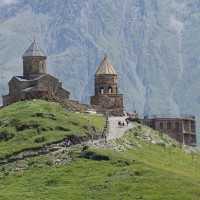 Sameba-Kirche, Heilige Dreifaltigkeit bei Gergeti - Georgische Heerstraße bis Stepanzminda - Reisebericht Thomas Berscheid Georgien 2015 - Festung Ananuri, Kazbegi, Hotel, Berge, Gebirge, Kaukasus, Radtouristen