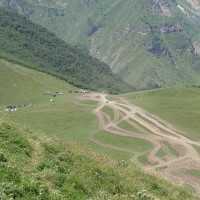 Sameba-Kirche, Heilige Dreifaltigkeit bei Gergeti - Georgische Heerstraße bis Stepanzminda - Reisebericht Thomas Berscheid Georgien 2015 - Festung Ananuri, Kazbegi, Hotel, Berge, Gebirge, Kaukasus, Radtouristen