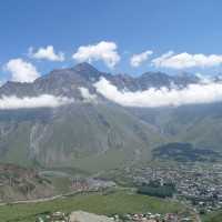 Sameba-Kirche, Heilige Dreifaltigkeit bei Gergeti - Georgische Heerstraße bis Stepanzminda - Reisebericht Thomas Berscheid Georgien 2015 - Festung Ananuri, Kazbegi, Hotel, Berge, Gebirge, Kaukasus, Radtouristen Sameba-Kirche, Heilige Dreifaltigkeit bei Gergeti - Georgische Heerstraße bis Stepanzminda - Reisebericht Thomas Berscheid Georgien 2015 - Festung Ananuri, Kazbegi, Hotel, Berge, Gebirge, Kaukasus, Radtouristen