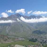 Sameba-Kirche, Heilige Dreifaltigkeit bei Gergeti - Georgische Heerstraße bis Stepanzminda - Reisebericht Thomas Berscheid Georgien 2015 - Festung Ananuri, Kazbegi, Hotel, Berge, Gebirge, Kaukasus, Radtouristen