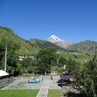 Sameba-Kirche, Heilige Dreifaltigkeit bei Gergeti - Georgische Heerstraße bis Stepanzminda - Reisebericht Thomas Berscheid Georgien 2015 - Festung Ananuri, Kazbegi, Hotel, Berge, Gebirge, Kaukasus, Radtouristen