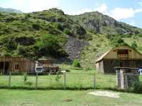 Hotel in Schatili zum Übernachten: Wehrdorf mit Wehrtürmen im Kaukasus in Region Chewsureti in Georgien Tourismus, Trekking, Übernachten, Pension, Essen und Trinken, Straße durch das Hochgebirge, Bärenkreuzpass Hotel in Schatili zum Übernachten: Wehrdorf mit Wehrtürmen im Kaukasus in Region Chewsureti in Georgien Tourismus, Trekking, Übernachten, Pension, Essen und Trinken, Straße durch das Hochgebirge, Bärenkreuzpass