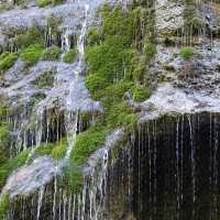 Wasserfall an der Straße nach Schatili: Wehrdorf mit Wehrtürmen im Kaukasus in Region Chewsureti in Georgien, Tourismus, Trekking, Übernachten, Pension, Essen und Trinken, Hochgebirge, Bärenkreuzpass, Geländewagen, Mountain Bike, Reisebericht, Abenteuer