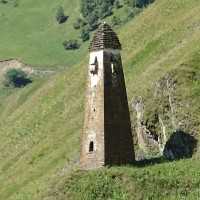 Wehrdorf mit Wehrtürmen im Kaukasus in Region Chewsureti in Georgien, Tourismus, Trekking, Übernachten, Pension, Essen und Trinken, Hochgebirge, Bärenkreuzpass, Mountain Bike, Reisebericht