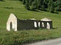 Verlassenes Haus an der Straße nach Schatili: Wehrdorf mit Wehrtürmen im Kaukasus in Region Chewsureti in Georgien, Tourismus, Trekking, Übernachten, Pension, Essen und Trinken, Hochgebirge, Bärenkreuzpass, Mountain Bike, Reisebericht