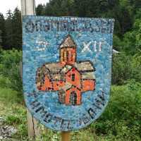 Schild des Kloster Timotesubani bei Tsaghveri: Luftkurort bei Borjomi - zwischen Bordshomi und Bakuriani, Erholung im Sommer, ausgeschilderte Wanderrouten, Wandern im Mittelgebirge
