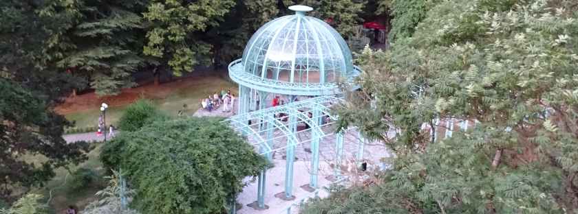 Borjomi - Kurstadt mit Mineralquellen in Georgien - Residenz des Zaren - Mineralwasser, Heilwasser, Touristen, Park, Spielgeräte, Vergnügungspark, Seilbahn, Riesenrad, Karussel, Bordshomi