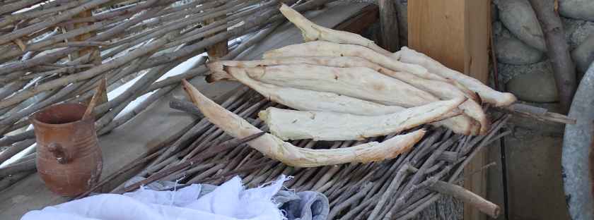 Ethnografisches Museum in Tbilissi: Freilichtmuseum mit Einblicken in Regionen, Geschichte und Leben in Georgien - Häuser, Weinbau, Brot backen, Tonis Puri, Erklärungen