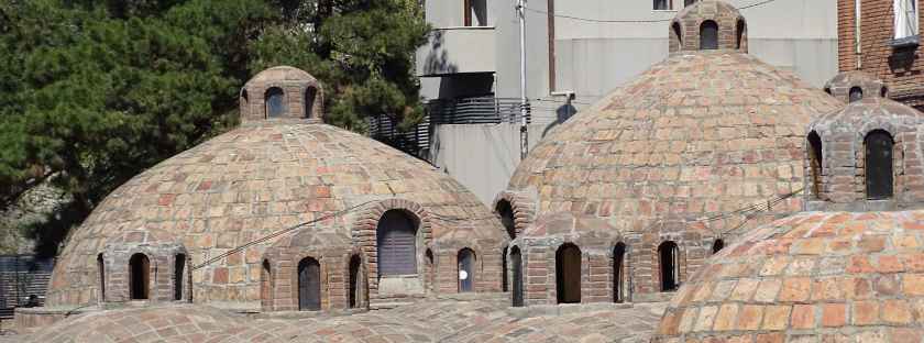 Das Bäderviertel in der Altstadt von Tbilissi - Reise nach Georgien Ostern 2017 - Tiflis, eine quirlige Metropole, Fußgängerzone, Restaurant, Cafés, Verkehr, Essen und Trinken, Restaurierung, Neubauten, Skyline, Musik und Tanz