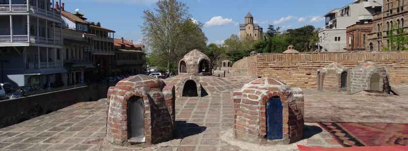 Das Bäderviertel in der Altstadt von Tbilissi - Reise nach Georgien Ostern 2017 - Tiflis, eine quirlige Metropole, Fußgängerzone, Restaurant, Cafés, Verkehr, Essen und Trinken, Restaurierung, Neubauten, Skyline, Musik und Tanz