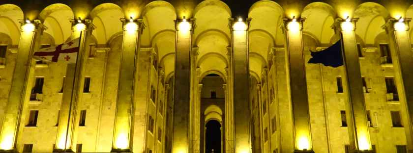 Parlamentsgebäude in Tbilissi in der Nacht - Ostern mit der Jeansgeneration in Tbilissi: Reise nach Georgien 2017 - Flughafen, Ankunft, Tbilisi, Vorbereitung, Planung - Reisebericht von Thomas Berscheid Parlamentsgebäude in Tbilissi in der Nacht - Ostern mit der Jeansgeneration in Tbilissi: Reise nach Georgien 2017 - Flughafen, Ankunft, Tbilisi, Vorbereitung, Planung - Reisebericht von Thomas Berscheid