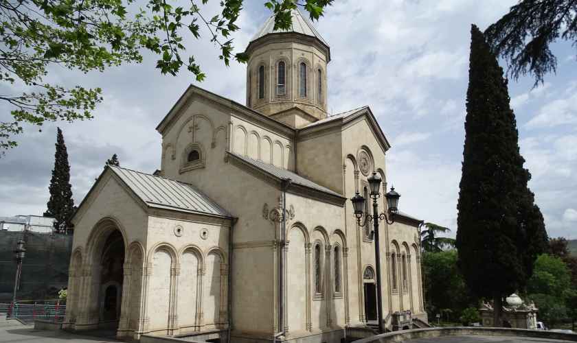 Kaschweti-Kirche am Rustaweli-Prospekt - Reise nach Georgien Ostern 2017 - Tiflis, eine quirlige Metropole, Fußgängerzone, Restaurant, Cafés, Verkehr, Essen und Trinken, Restaurierung, Neubauten, Skyline, 