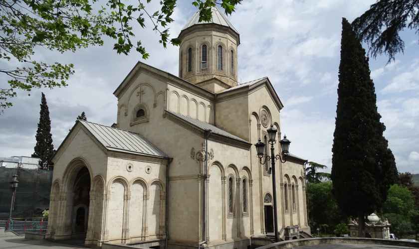 Kaschweti-Kirche am Rustaweli-Prospekt - Reise nach Georgien Ostern 2017 - Tiflis, eine quirlige Metropole, Fußgängerzone, Restaurant, Cafés, Verkehr, Essen und Trinken, Restaurierung, Neubauten, Skyline, Kaschweti-Kirche am Rustaweli-Prospekt - Reise nach Georgien Ostern 2017 - Tiflis, eine quirlige Metropole, Fußgängerzone, Restaurant, Cafés, Verkehr, Essen und Trinken, Restaurierung, Neubauten, Skyline,