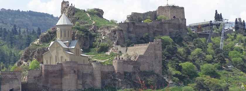 Narikala-Festung in der Sonne - Reise nach Georgien Ostern 2017 - Tbilissi, eine quirlige Metropole mit Touristen, Fußgängerzone, Restaurant, Cafés, Verkehr, Essen und Trinken, Restaurierung, Altstadt, Neubauten, Skyline, Musik und Tanz