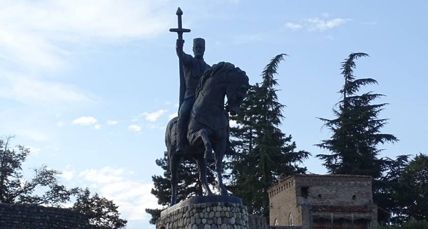 Denkmal König Erekle II. ✔ Reiterstandbild vor Festung in Telawi ✔ Reise nach Kacheti ✔ Region Ostgeorgien ✔ Shota Rustaweli