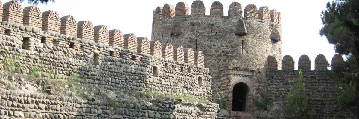 Mauer der Festung Ananuri an der georgischen Heerstraße - Geschichte, Archäologie, Reisen und Tourismus in Georgien, Sehenswürdigkeiten, Tipps für Touristen, Einreise, Bilder, Bildergalerien