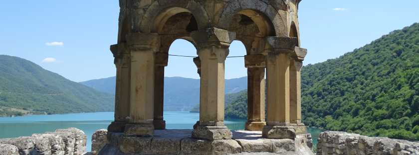 Festung Ananuri an der Georgischen Heerstraße: Festungsbau, Kirchen, georgisch-orthodoxes Kloster, Burg, Touristen, Souvenirs, Fotomotiv Georgien, Stausee Zchinwali, strategische Lage Festung Ananuri an der Georgischen Heerstraße: Festungsbau, Kirchen, georgisch-orthodoxes Kloster, Burg, Touristen, Souvenirs, Fotomotiv Georgien, Stausee Zchinwali, strategische Lage