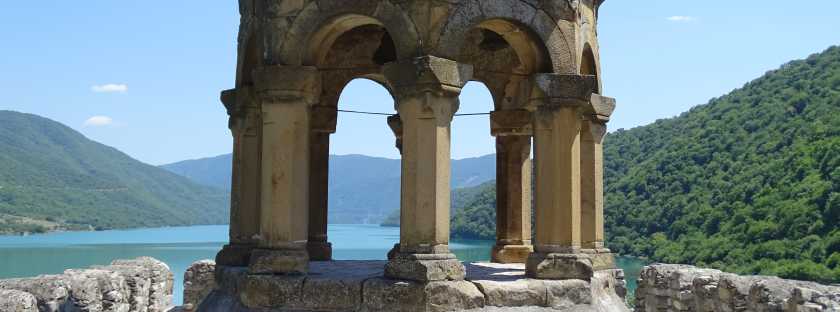 Festung Ananuri an der Georgischen Heerstraße: Festungsbau, Kirchen, georgisch-orthodoxes Kloster, Burg, Touristen, Souvenirs, Fotomotiv Georgien, Stausee Zchinwali, strategische Lage