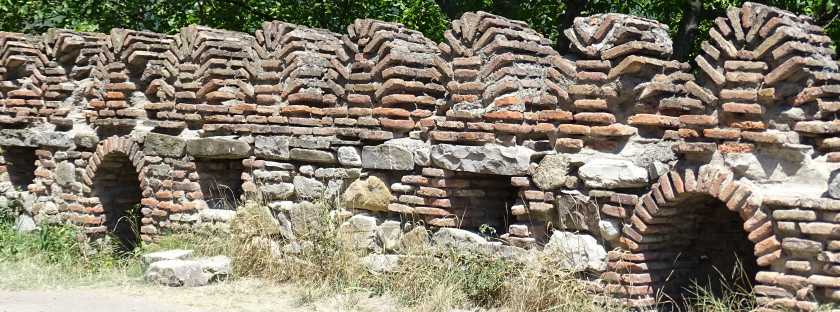 Festung Ananuri an der Georgischen Heerstraße: Festungsbau, Kirchen, georgisch-orthodoxes Kloster, Burg, Touristen, Souvenirs, Fotomotiv Georgien, Stausee Zchinwali, strategische Lage